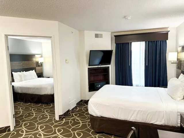 Upgrade, Suite, 2 Queen Beds، MainStay Suites Madison Airport 7/10