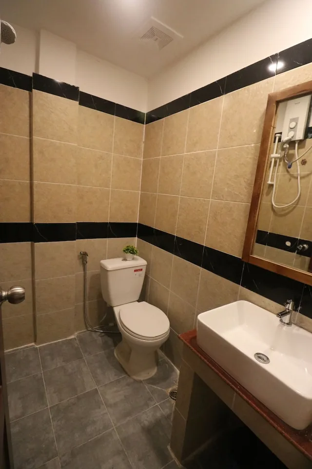 غرفة بسريرين منفصلين بحمام مشترك، Grand Elevation Hotel 7/10