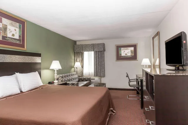 غرفة بسرير كينج، Howard Johnson by Wyndham Newark Airport 2/4
