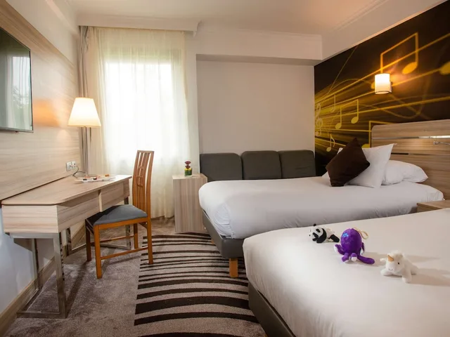 غرفة قياسية بسريرين منفصلين مع أريكة، Novotel Cairo Airport 4/10