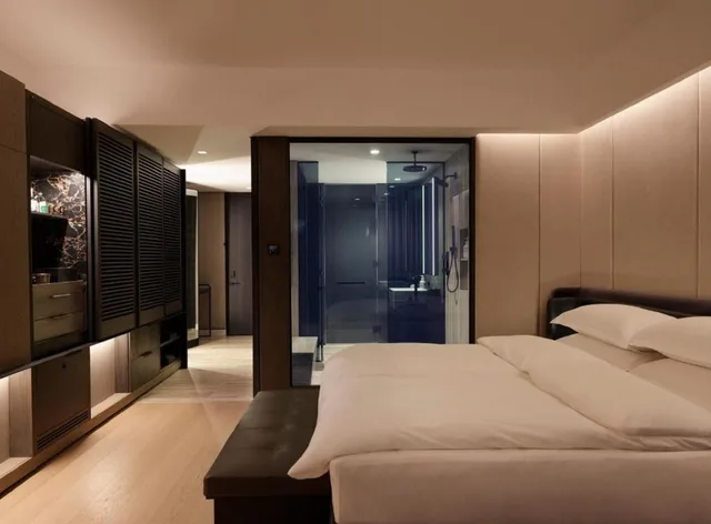 غرفة بريميير بسرير كينج، Equinox Hotel 1/3