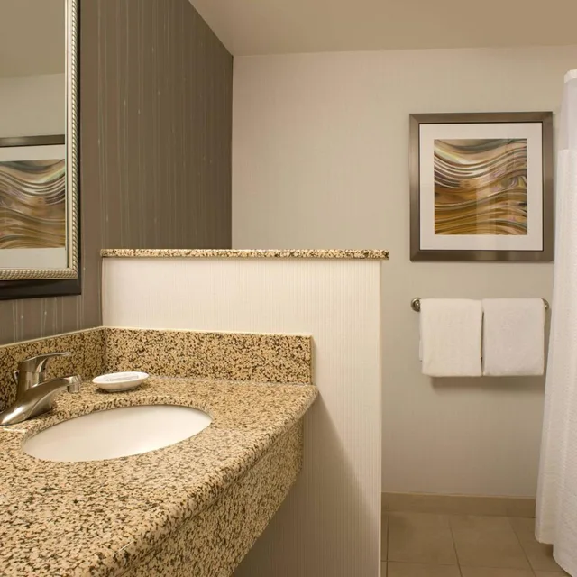 غرفة بسريرين كوين بحوض استحمام لذوي الإعاقة، Courtyard By Marriott Hanover Lebanon 3/3