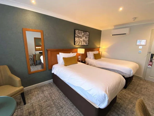 غرفة قياسية بسريرين منفصلين لذوي الإعاقة، Yew Lodge Hotel East Midlands Airport 1/3