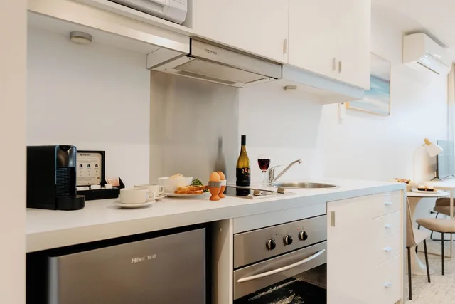 3 Bedrooms, Adjoining, Apartment, 3 King Beds, Punthill Williamstown 6/7