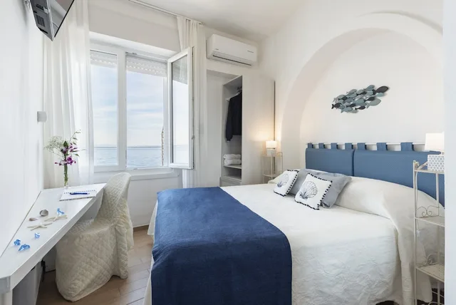 غرفة اقتصادية بسريرين منفصلين بإطلالة على البحر، La Caletta Hotel 2/5