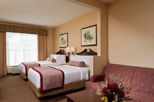 غرفة غراند بسريرين مزدوجين بإطلالة على البحيرة، Fort William Henry Hotel and Conference Center 3/8