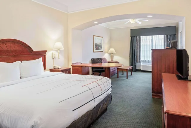 غرفة بسرير كينج لذوي الإعاقة، Stay Well Inn & Suites Fort Myers,FL 1/3