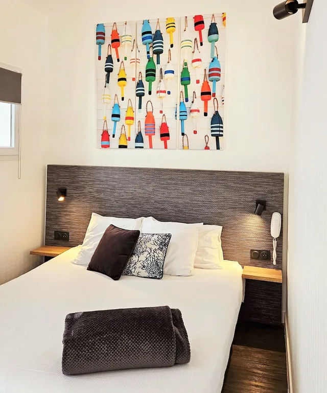 2 Rooms, Suite, 1 Single and 2 Queen Beds, Terrace Side، Hotel Du Port 1/3