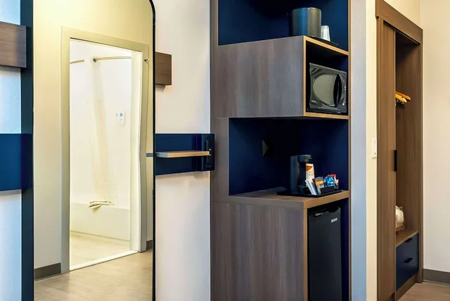 غرفة بسريرين كوين مع أريكة، Comfort Suites Kelowna, BC 4/4
