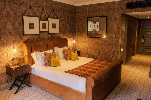 غرفة عائلية بسرير كينج وسريرين منفصلين، Cameron House On Loch Lomond 1/1
