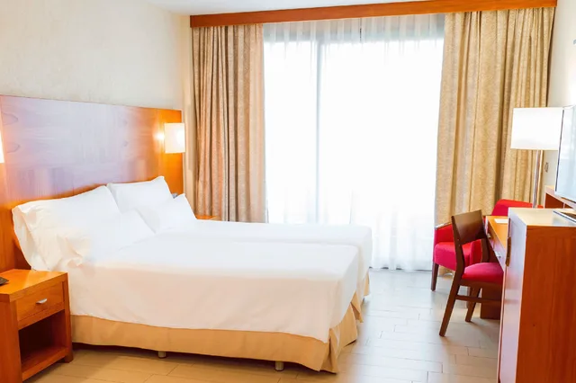 غرفة بسريرين منفصلين مع أريكة، Ar Diamante Beach 5/6