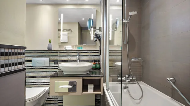 Renovated, King Bed, City View, Top Floor، Crowne Plaza Berlin City Centre Ku damm 3/4
