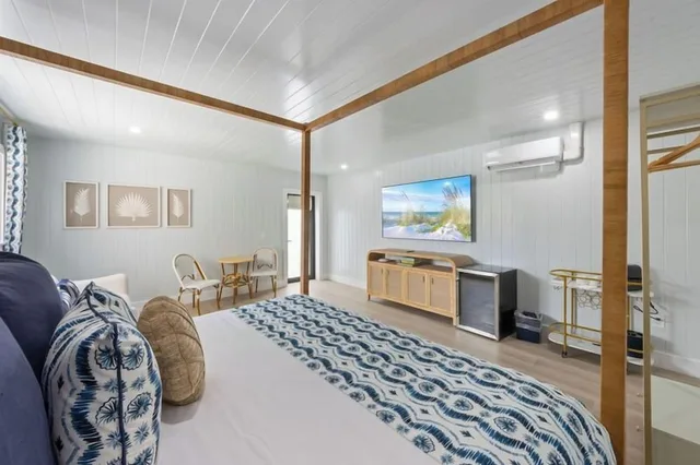 Luxury, King Bed, Anna Maria Island Inn 2/4