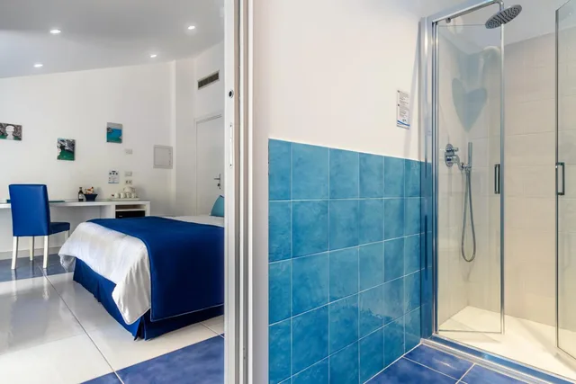 جناح جونيور بشرفة، Hotel Metropole 4/4