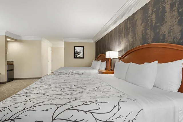 غرفة قياسية كبيرة بسريرين كوين في الملحق، Best Western Plus Silver Saddle Inn 1/7