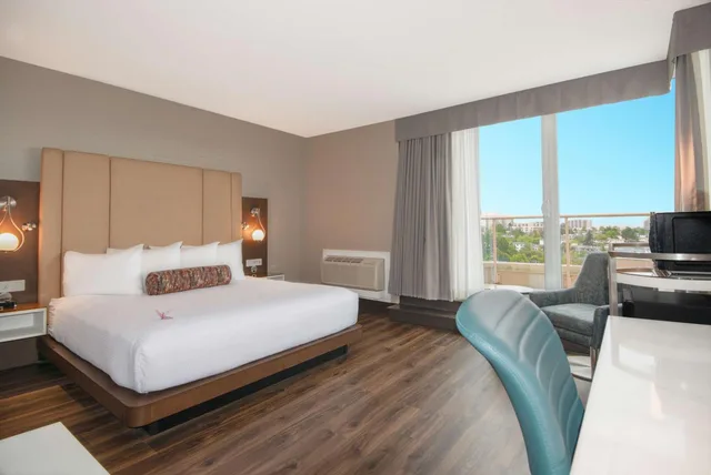 غرفة سوبيريور بسرير كينج، Coast Victoria Hotel Marina By Apa 2/6