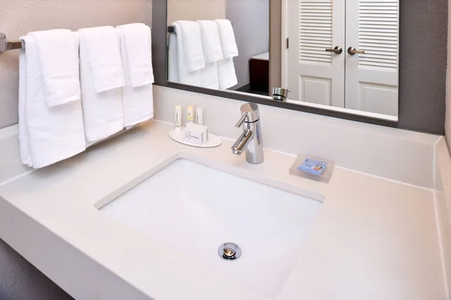 غرفة بسريرين كوين، Country Inn & Suites by Radisson, Brown Deer - Milwaukee North 3/3