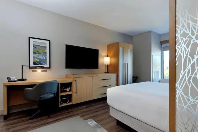 غرفة بسريرين كوين مع أريكة في طابق مرتفع، Hyatt Place Kelowna 1/3