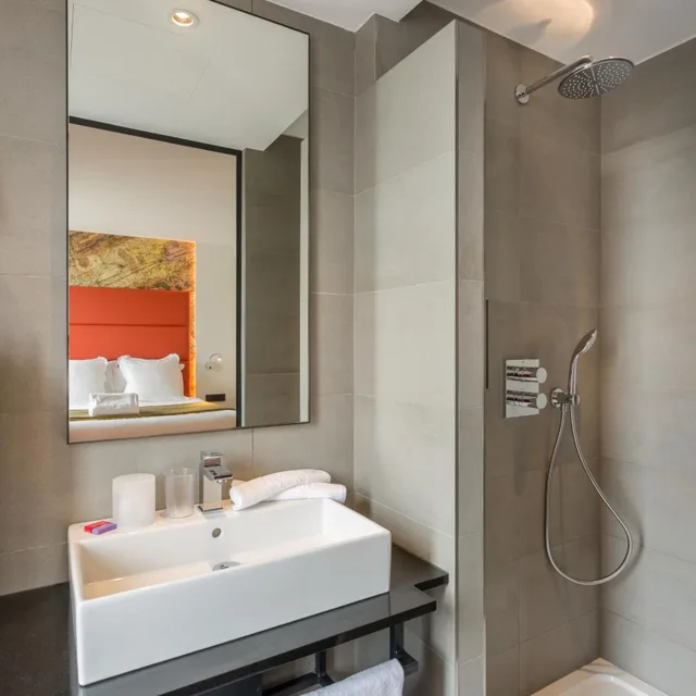Adjoining، Hotel Scarlett 7/9