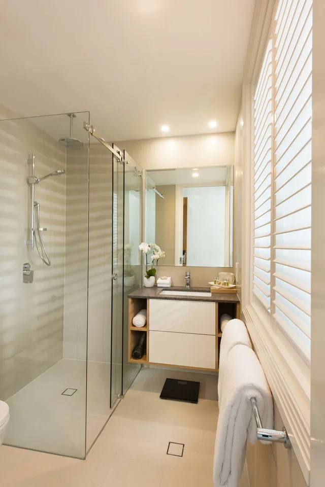 Designer, Queen Bed, Heart Hotel And Gallery Whitsundays 2/2