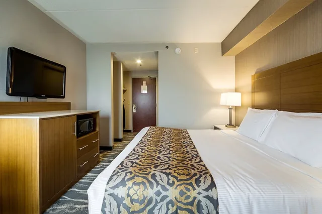 غرفة قياسية بسرير كوين، Monte Carlo Inn Brampton Suites 1/3