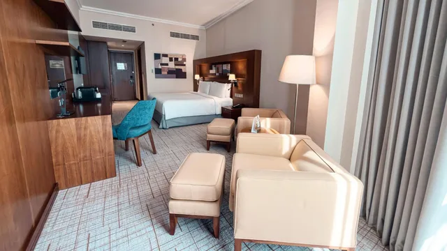 غرفة بريميوم بسرير كينج بإطلالة على المدينة، Holiday Inn Abu Dhabi Hotel 3/5