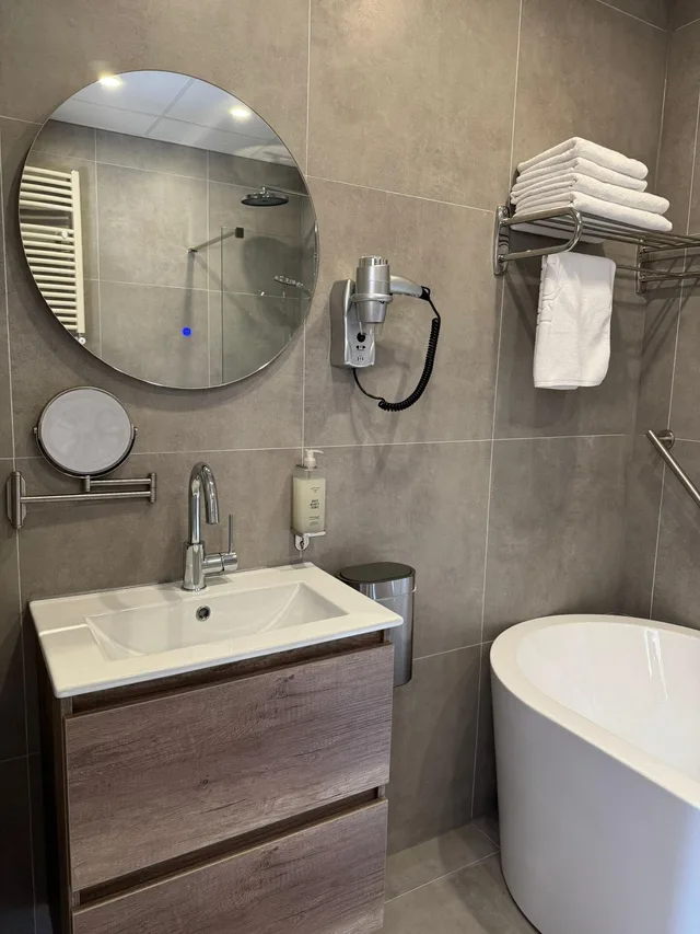 Deluxe, Hotel Port 2/3