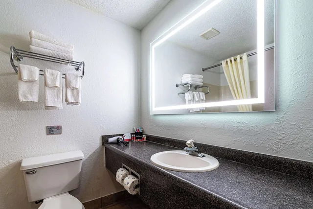 غرفة بسرير كينج لذوي الإعاقة، Econo Lodge Cleveland Southeast Kent 4/6