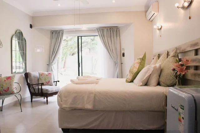 جناح عائلي فاخر بسرير مزدوج وسريرين منفصلين، Vineyard On The Hill Guest House 1/1
