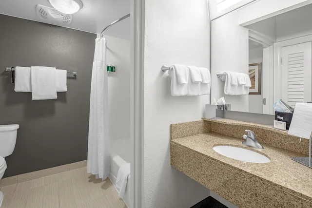 غرفة بسرير كينج مع أريكة، Courtyard by Marriott Wilmington / Wrightsville Beach 6/8