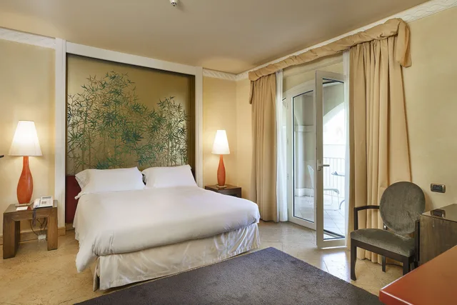 Deluxe, Queen Bed, Romano Palace 4/5