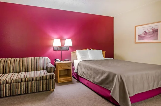 غرفة قياسية بسرير كوين مع أريكة، Rodeway Inn Hesston, KS 6/10