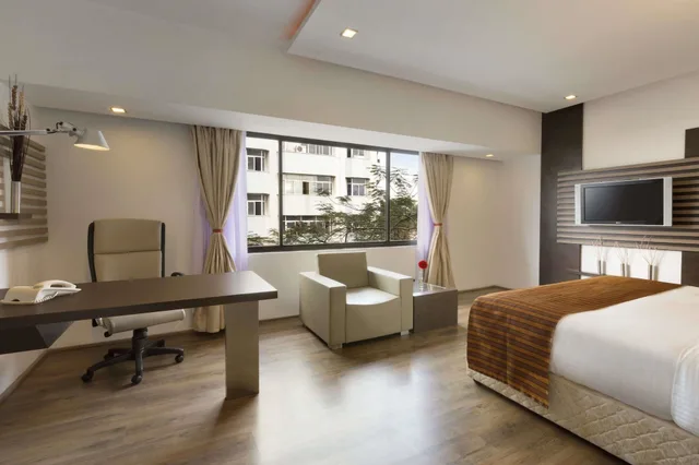 غرفة تنفيذية بسرير كينج للمدخنين، Ramada by Wyndham Chennai Egmore 2/2
