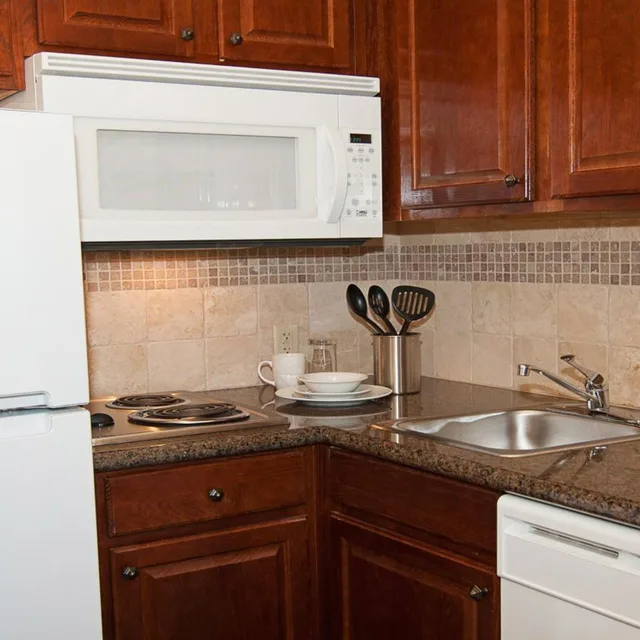 جناح بسرير كوين بغرفة نوم واحدة مع أريكة، Staybridge Suites Wichita 9/9