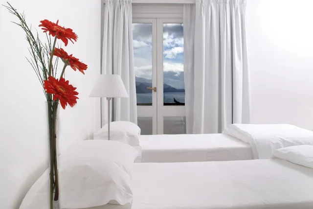 غرفة سوبيريور بسرير كينج بإطلالة على البحيرة، Hotel Tunquelen 1/3