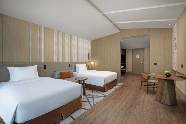 غرفة بريميوم بسريرين منفصلين بإطلالة على البحيرة، Crowne Plaza CHONGLI RESORT 4/9