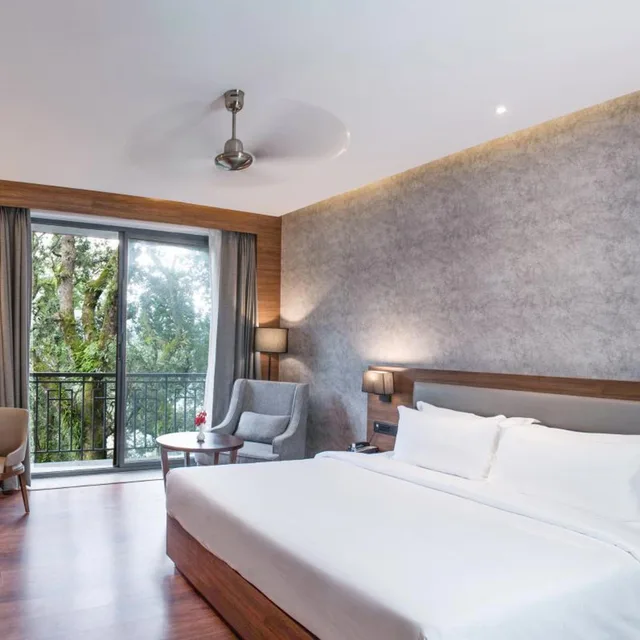 غرفة فاخرة بإطلالة على البحيرة بشرفة، The Rosefinch Sarovar Portico 1/6