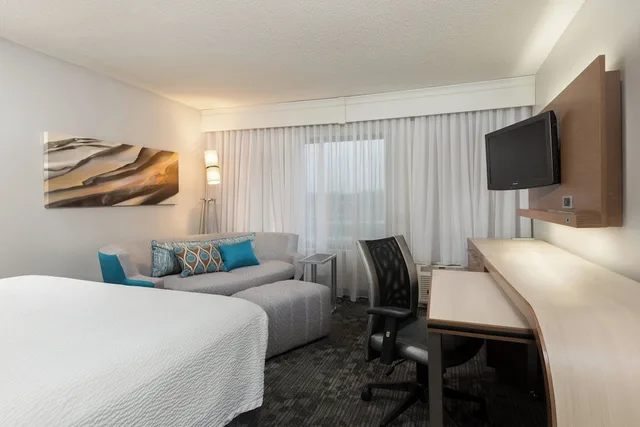 غرفة ديلوكس بسرير كينج بشرفة مع أريكة، Courtyard Dallas Mesquite 1/4