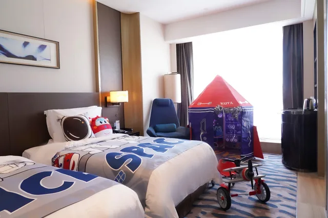غرفة قياسية بسريرين منفصلين مع دخول الصالة، CROWNE PLAZA DALIAN SPORTS CENTER 2/3