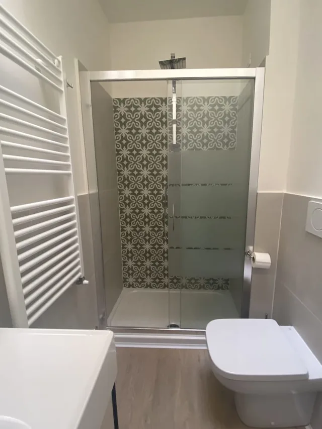 غرفة كومفورت ثلاثية بسرير كوين وسرير فردي بإطلالة على المدينة، Hotel Giappone 7/8