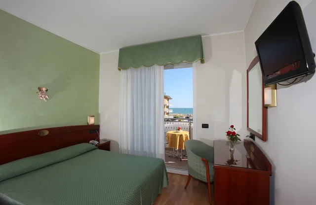 غرفة كومفورت بسرير مزدوج أو سريرين منفصلين بإطلالة جزئية على البحر، Hotel Helios 6/7