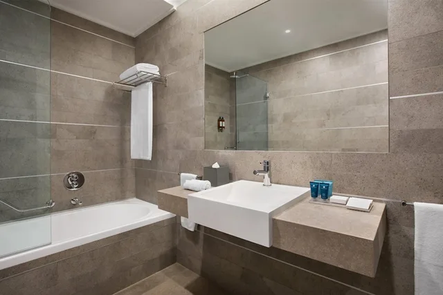 1 Bedroom, Sunset, Suite, King Bed, Accessible، Wyndham Grand Algarve 5/6