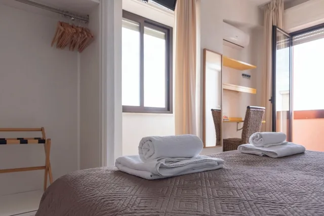 غرفة بسرير مزدوج وسرير فردي بإطلالة على البحر بشرفة، Giorgetti Palace 3/6