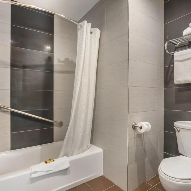 غرفة بسرير كينج بمطبخ صغير، Best Western Plus Burnaby Hotel 3/5