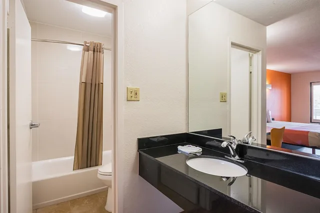 غرفة بريميوم بسريرين كوين، Motel6 Savannah, GA - Midtown 6/7