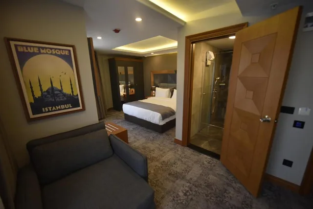 جناح جونيور، Four Seven Hotel 2/2