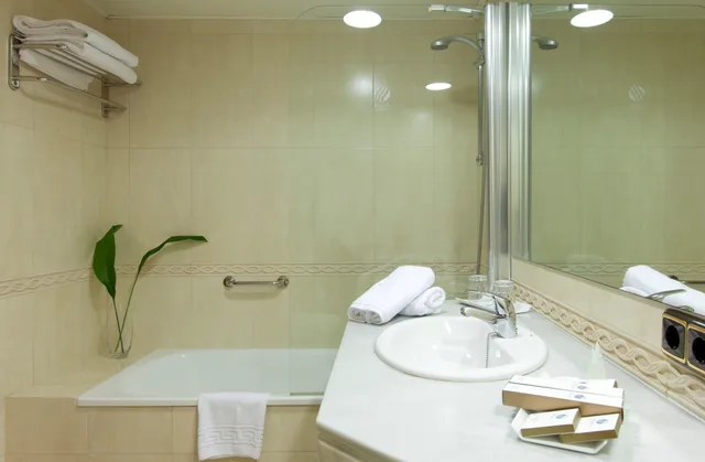 غرفة بسرير مزدوج بشرفة، Alixares Hotel 4/5