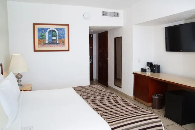 غرفة سوبيريور بسرير كينج بإطلالة على الجبل، Emporio Ixtapa 3/4