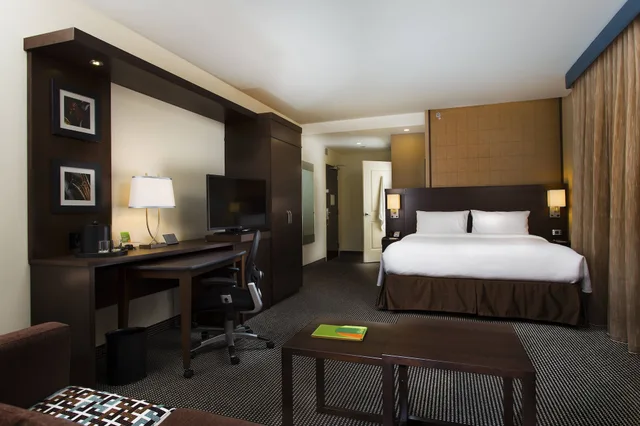 غرفة بسرير كينج، Courtyard Montreal Downtown 2/4