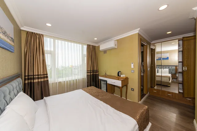 غرفة قياسية بسريرين منفصلين بإطلالة على البحر، Golden Sand Hotel 1/5